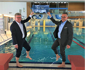 Die Bürgermeister Elmar Rebmann (links) und Hartmut Walz im Alb-Bad