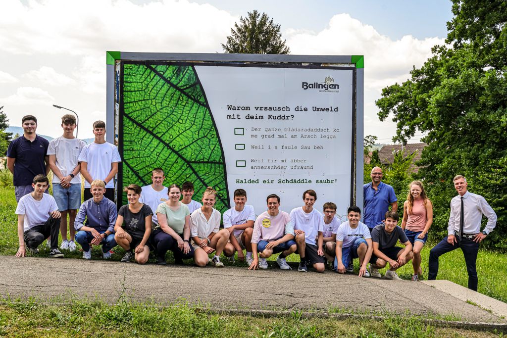 Die Werbeagentur Greenway Forward vor einem Plakat der Kampagne "Saubere Stadt Balingen" 