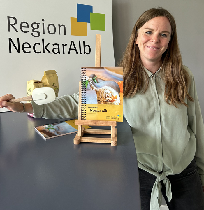 Jennifer Muffler von der Standortagentur präsentiert das Backbuch "So schmeckt Neckar-Alb". 