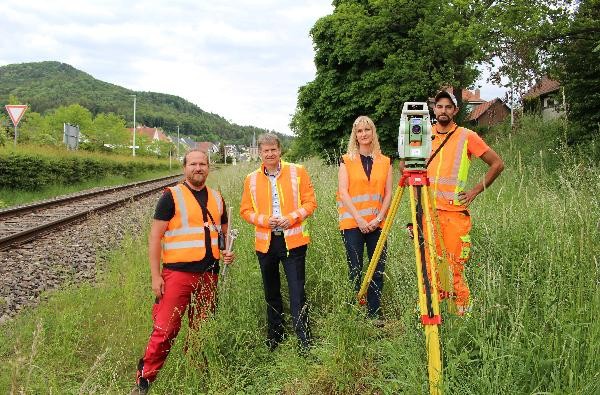 Landrat Günther-Martin Pauli und Catharina Pawlowskij, Dezernentin für Verkehr und Kreisimmobilien, flankert von zwei Mitarbeitern der Firma Intermetric; Bildquelle: Zollernalbkreis 