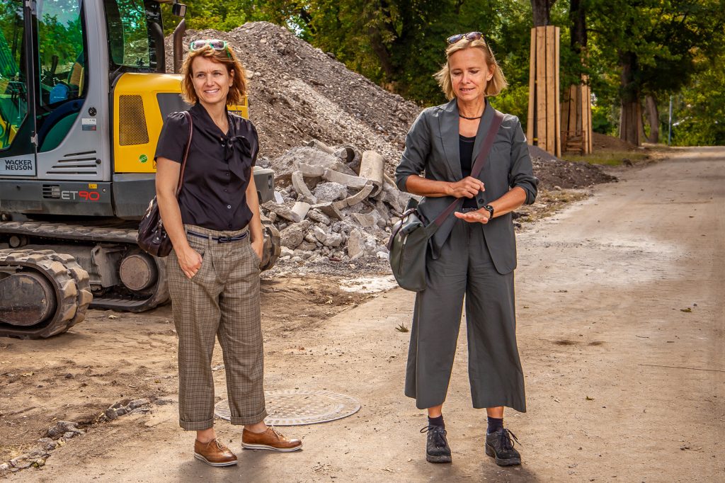 Die Planerinnen Kerstin Winandi (l.) und Ursula Hochrein führten die Presse über das Balinger Gartenschau-Gelände; Bildquelle: Stadt Balingen